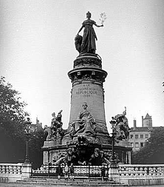 Monument à la République le 1er Août 1928 par Pierre Valot