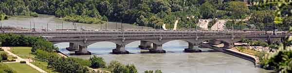 Pont Raymond Poincaré à l’arrière du Viaduc S.N.C.F. sur le Rhône (1939-1989)